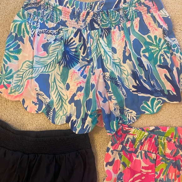 Lily Pulitzer scalloped shorts - Picture 2 of 3